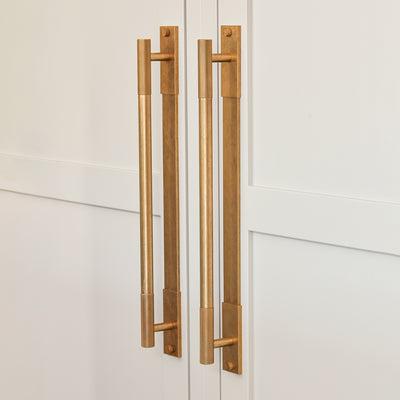Design by McClarke Bespoke Joinery | Photography by Chris Snook | MIX Diamond Knurled Cabinet Handle & Backplate shown in our aged brass (BEL) finish.