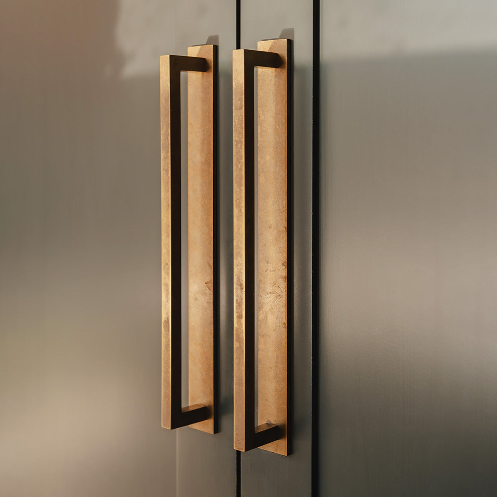 Design by Tara Ashwell Designs | Photography by Joey Kendal Brown | Bromwich Cabinet Handles shown in our aged brass (BEL) finish.