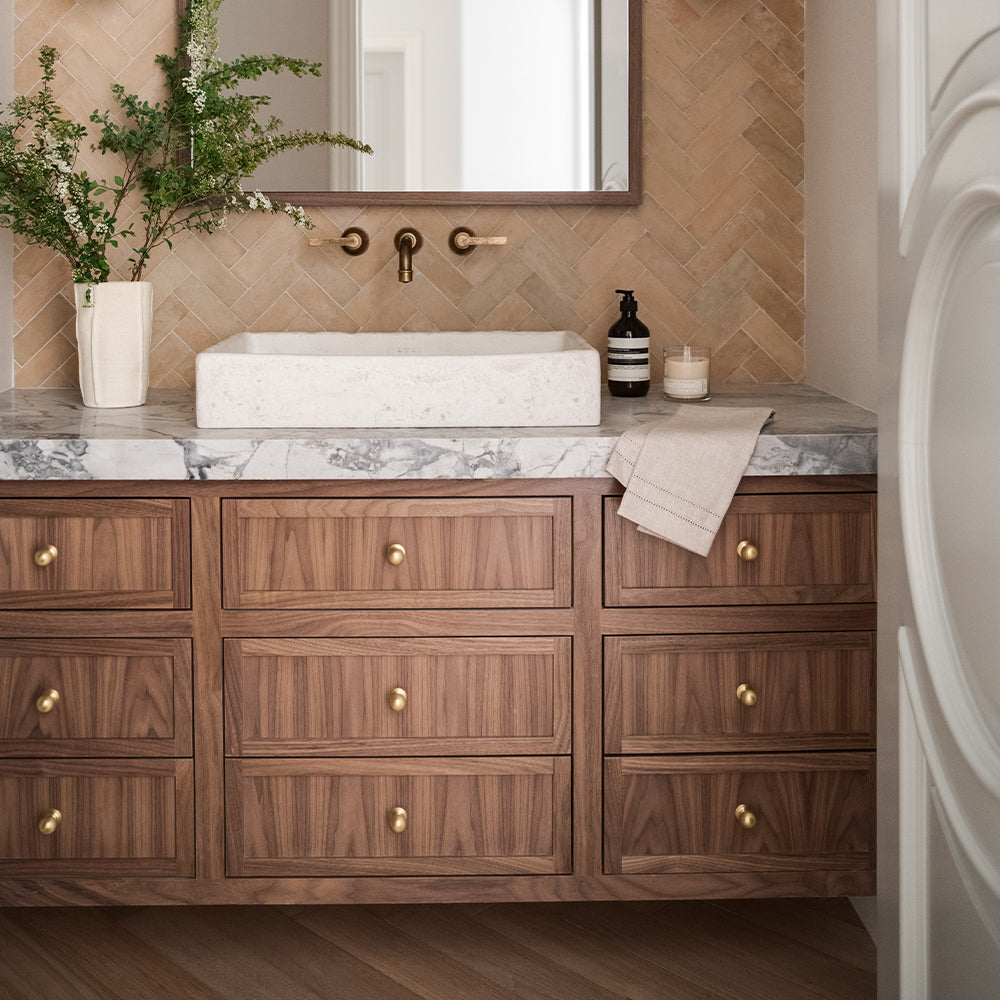 Project by Brooke Wagner Design | Photography by Mellon Studio | Cotswold Ball Cabinet Knob shown in our aged brass (BEL) finish.