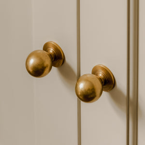 Design by Rachael Somerville Interiors | Photography by Handover Agency | Cotswold cabinet knob shown in our aged brass (BEL) finish.