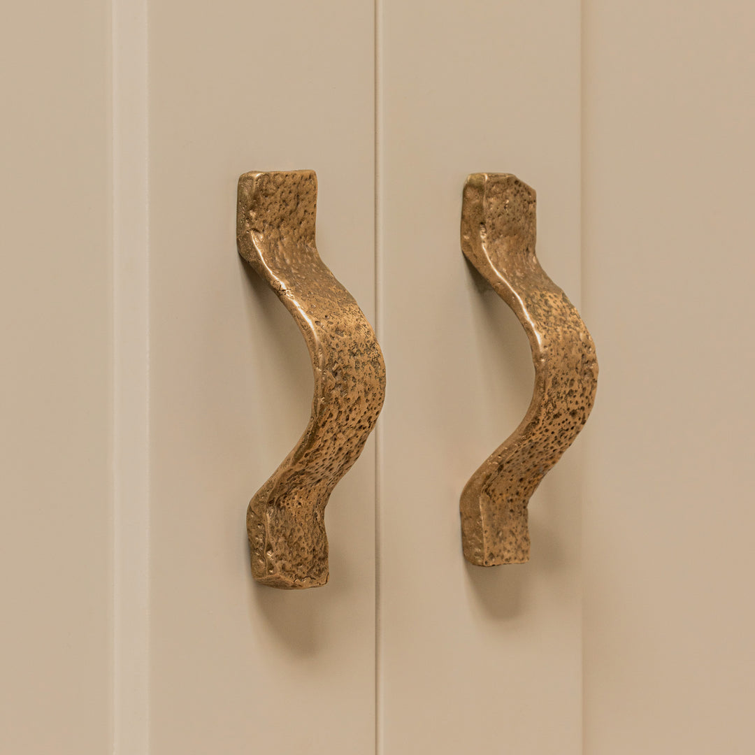 Design by Holly Oak House | Photography by Handover Agency | Highbury Lemon Finger Pulls shown in burnished bronze (BR). 