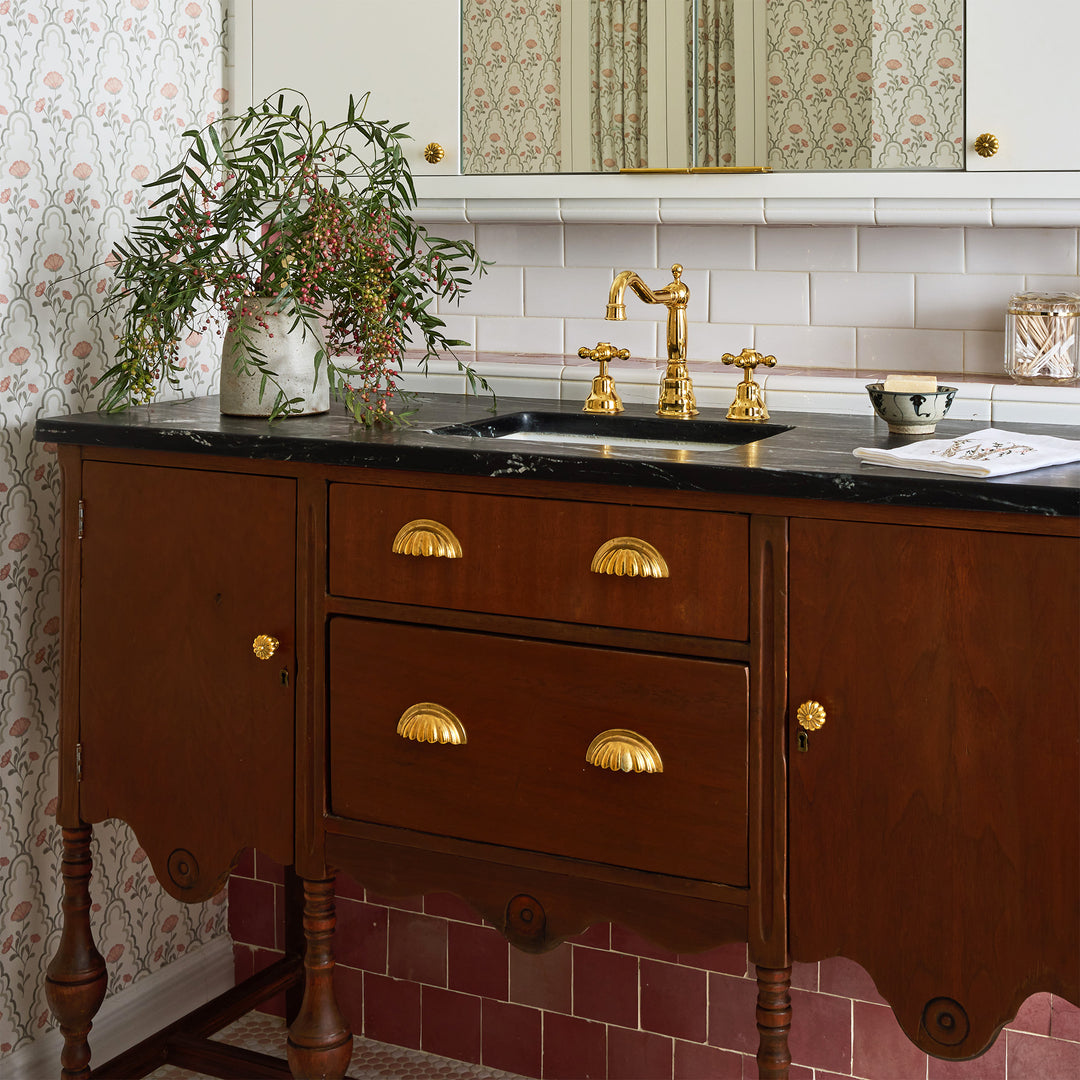 Design by Date Interiors | Photography by Kristen Francis | Aberdovey Cabinet Knobs shown in our polished brass unlacquered (PBUL) finish.